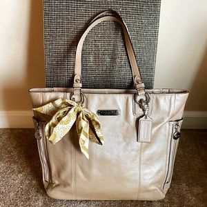 COACH GALLERY BEIGE NORTH/SOUTH LEATHER ZIPPERTOTE